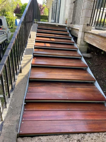 Fabrication et pose d’un escalier en acier électrozingué avec lames en bois exotique Cumaru dans la Vienne