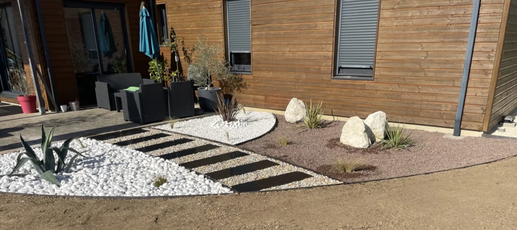 Réalisation d’un massif décoratif avec plantation, galets, graviers, plaques d’ardoise et roches naturelles dans la Vienne